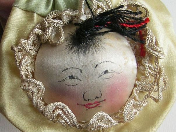 Pin cushion – Lying boy in yellow - (1062)